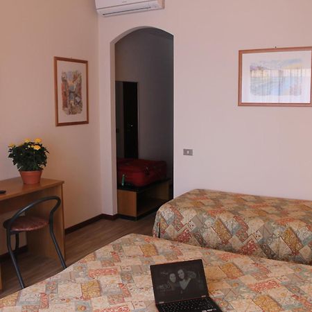 Aries Hotell Lesa Rum bild