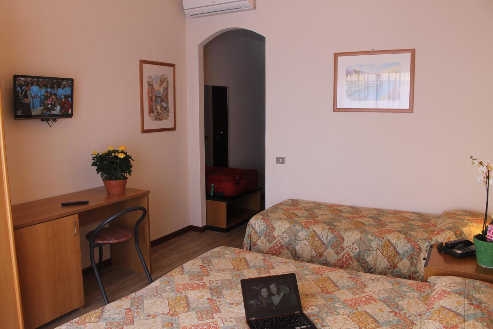 Aries Hotell Lesa Rum bild