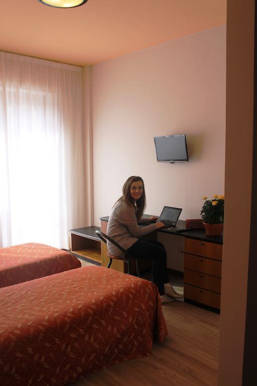 Aries Hotell Lesa Exteriör bild