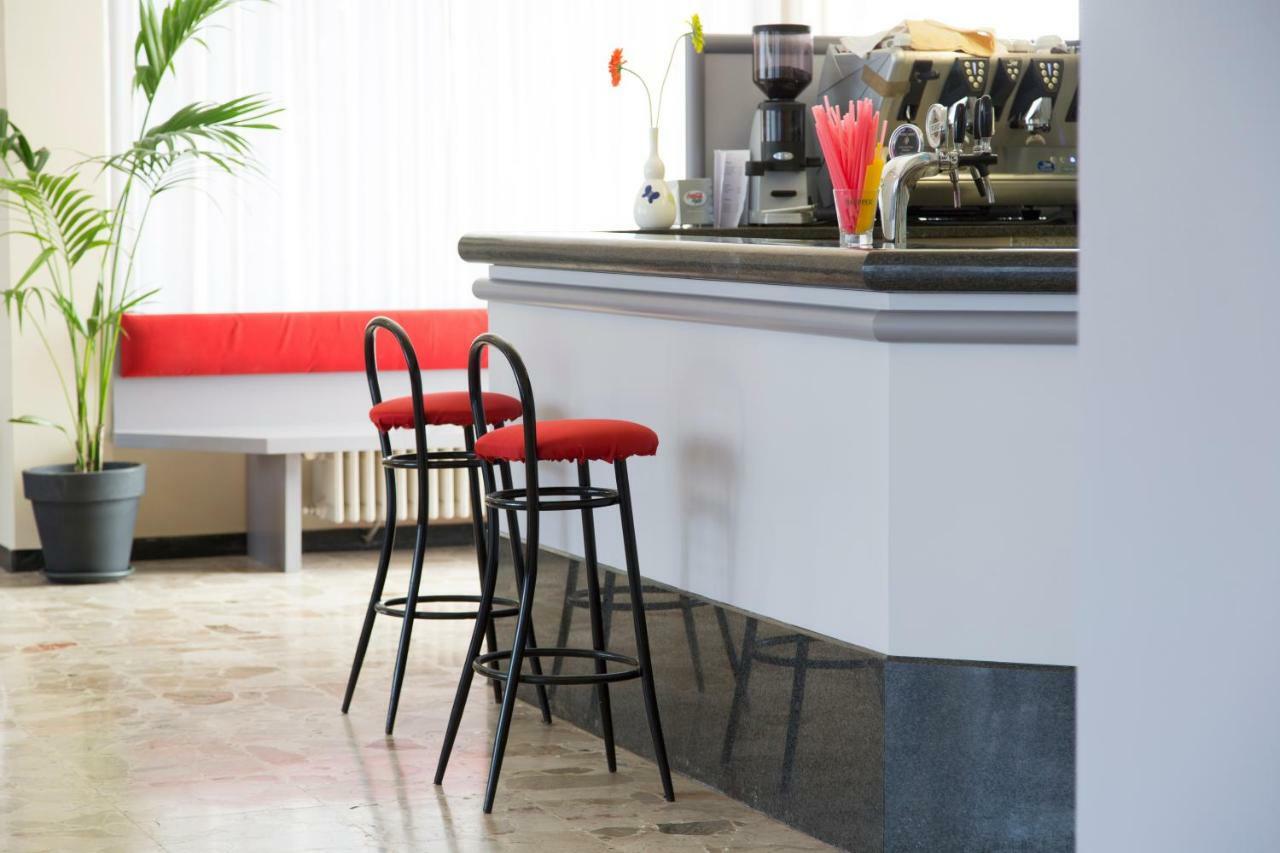 Aries Hotell Lesa Exteriör bild
