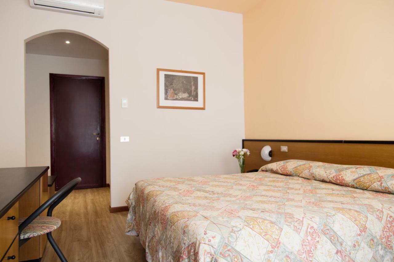 Aries Hotell Lesa Exteriör bild