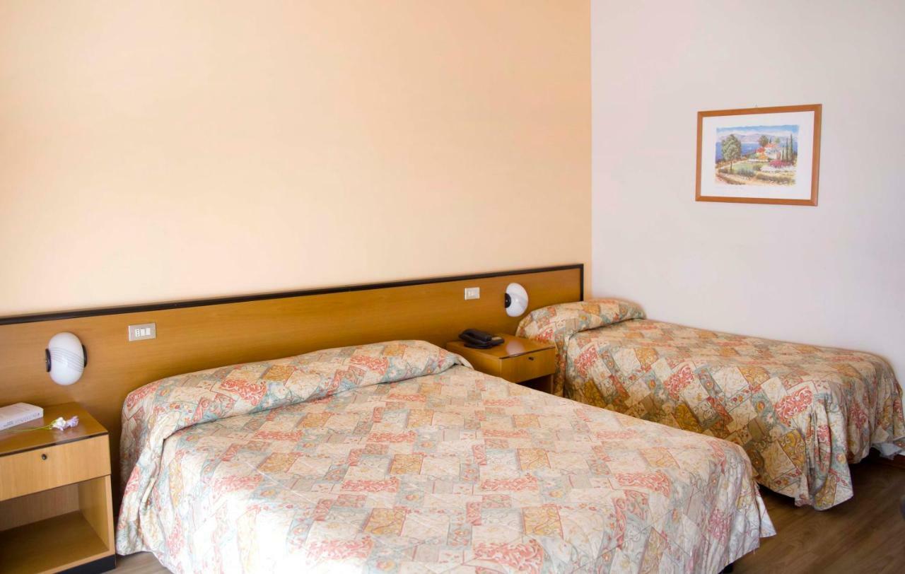 Aries Hotell Lesa Exteriör bild