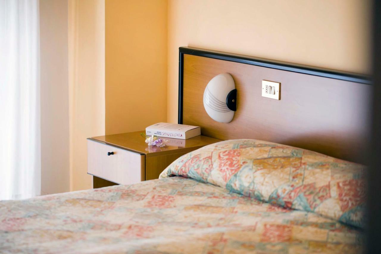 Aries Hotell Lesa Exteriör bild